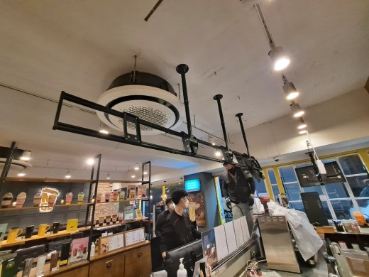 메가커피 천장형 DID 프레임 설치